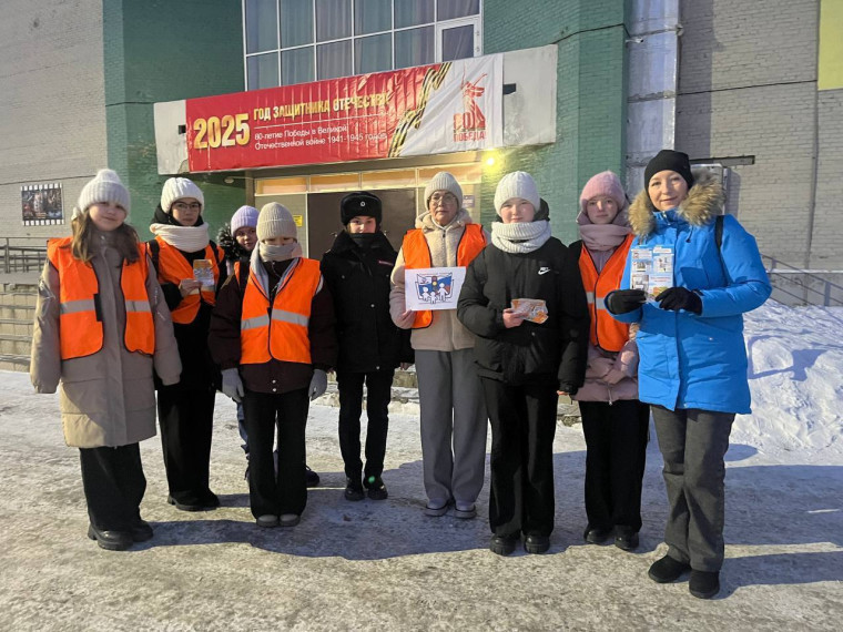 Активные родители напомнили школьникам о безопасности на дорогах.